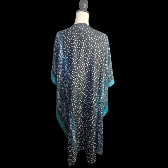 Paisley and Rose Robe - Picture 6 of 10